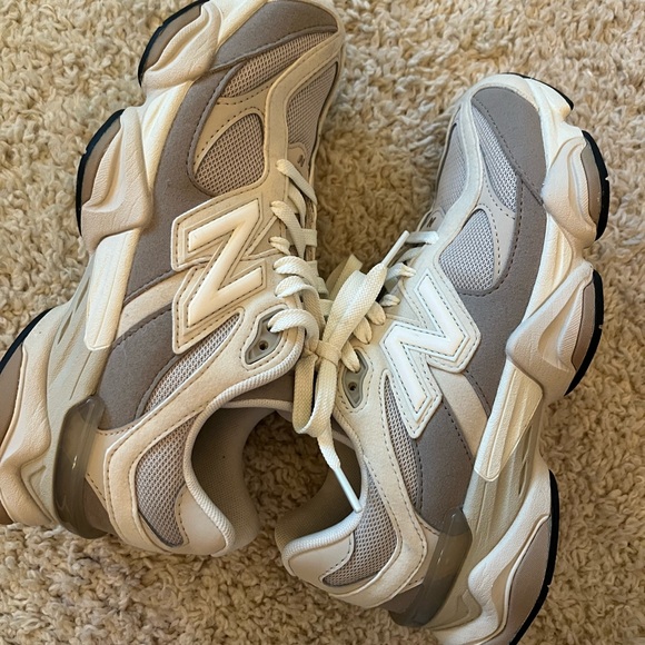 New Balance Cream and Gray Athletic Shoes 9060 - Picture 2 of 11